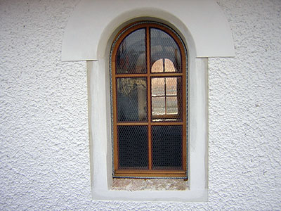 Rundbogenfesnster am historisches Feuerwehrhaus in Arnschwang